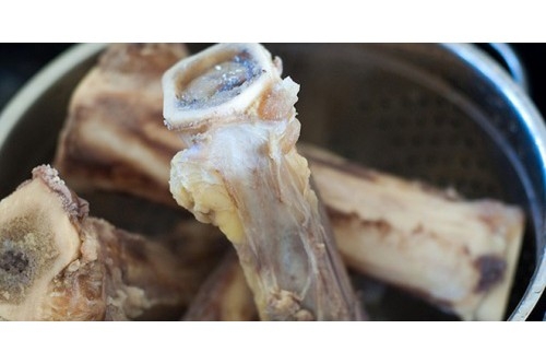 Con chậm lớn "nhờ" mẹ dùng nước hầm xương nấu cháo